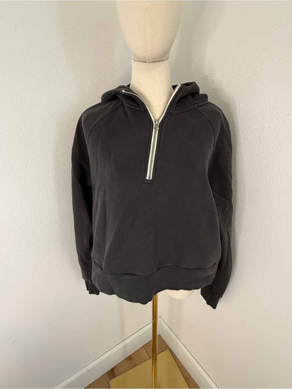 Vuori Washed Black Half-Zip Cropped Hoodie - Size Large